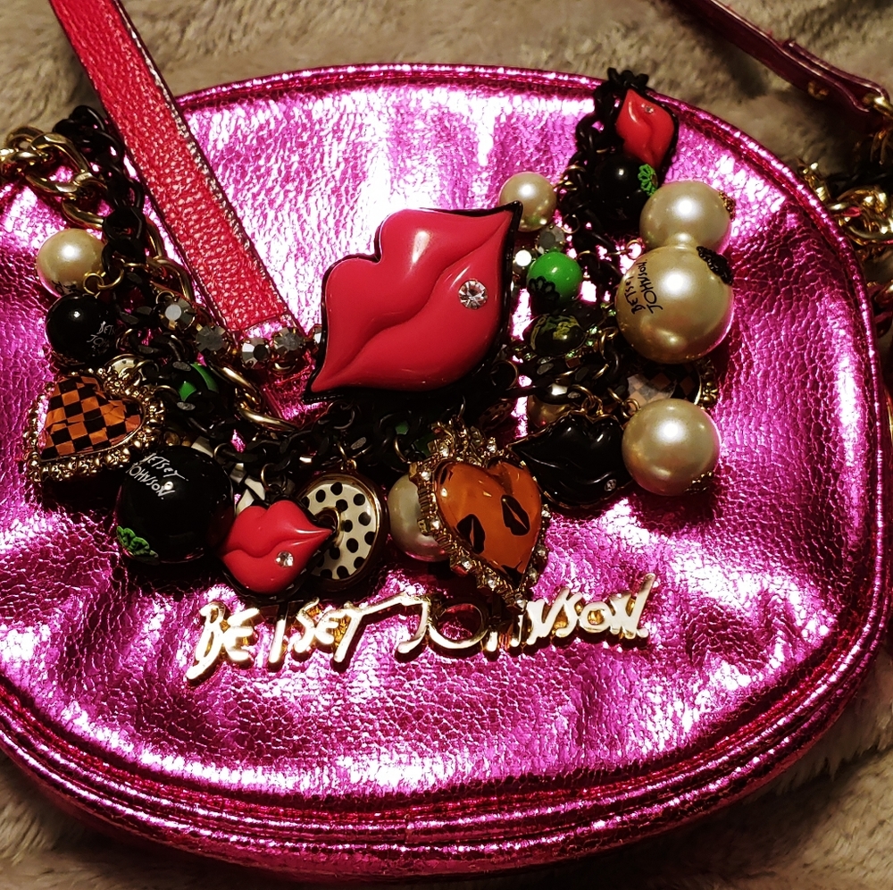 Betsey Johnson kisses